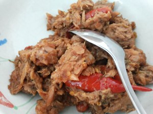 Chilli tuna. Halah, tunanya diaduk-aduk aja sampe ancur. Bisa diganti salmon, udang, cumi atau telur.